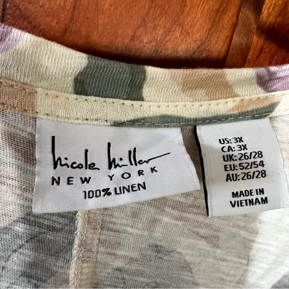 Nicole Miller Woman’s Floral Plus size short sleeve shirt. Size 3X - Picture 6 of 7